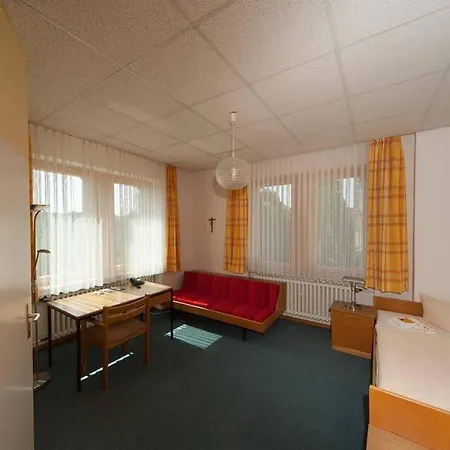 St. Bonifatiuskloster - Geistliches Zentrum בית הארחה Hünfeld